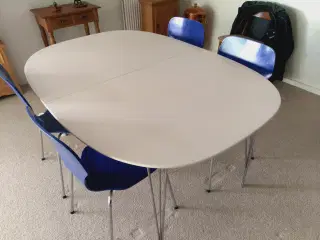 Spisebord med 4 stole