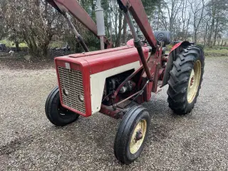 Fin IH 434 med frontlæsser.