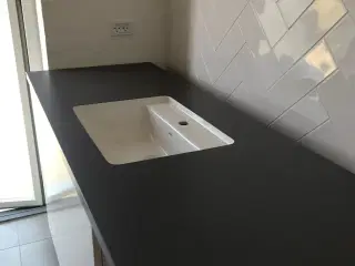Underlimet håndvask i laminatbordplade