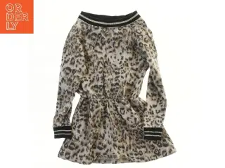 Leopardmønstret kjole med lange ærmer fra Milk Copenhagen (str. 122)