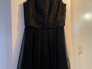 Sort kjole med tylskørt fra Esprit.