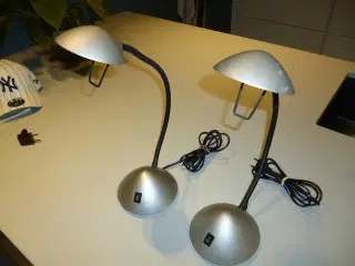 Læse/bordlampe med bøjelig arm.