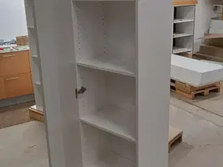 4 stk. usamlet højskabe H: 195,2 x B: 50 x D: 34,0 med låge og 16 hylder