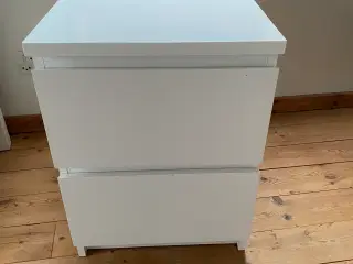 Lille natbord med 2 skuffer