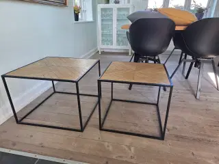 Sofabord med sortlakeret stel og træbordplade