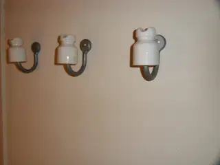 KNAGER. 3 KLOKKER som knager. Fra El-mast. Porcelæ