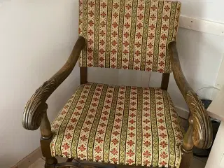 Gammel håndbroderet stol
