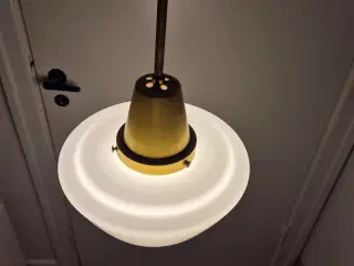 Smuk retrolampe i opalglas og messing