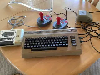 Comodore 64 med joystick, strømforsyning og bånds.