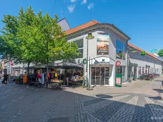 Unikt lejemål med mange muligheder - midt i hjertet af Roskilde!