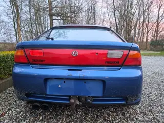 Mazda 323F 1998. 