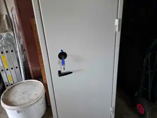 Våbenskab til 16 våben