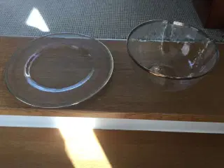 Bordfad og skål i glas