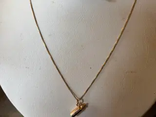 18 karat guld halskæde med 18 karat guld vedhæng. 