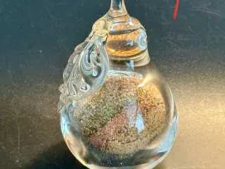 Dekorative genstande håndlavede af glas sælges