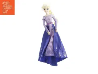 Dukke med flettet hår og blå kjole fra Barbie