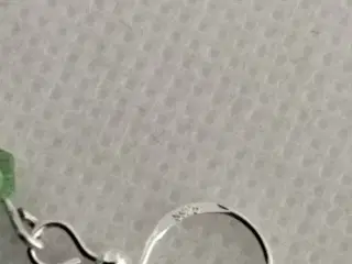 Elegante øreringe med en smuk glasperle