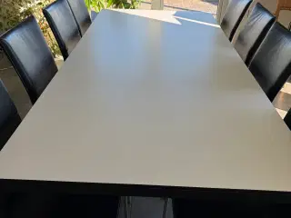 Meget velholdt og flot spisebord 