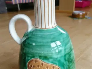 Haunsø keramik vase med dyremotiv og hank