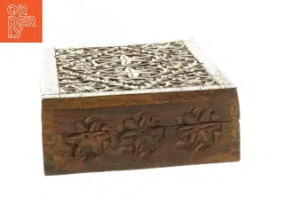 Udskåret trææske (str. 18 x 11 x 5 cm)