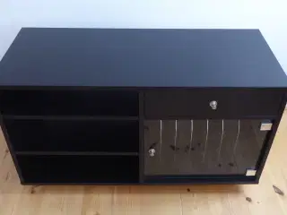 Lækker sort stereo-bænk.