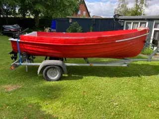 Sødygtig jolle med nyere trailer og motor