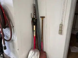 2 stk skovle, diverser gevindstænger mv.