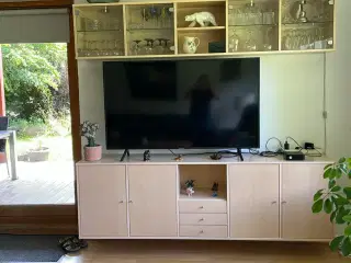 Væghængt skab med vitrine