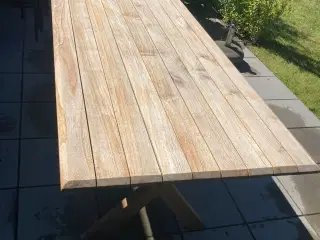 Havebord i nyatho træ