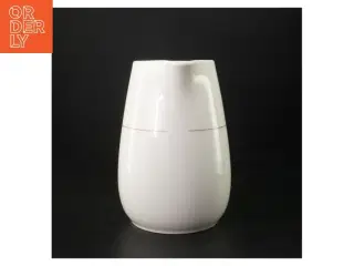 Hvid porcelænskande med rød kant (str. H. 20 cm. ø. 13,5 cm)