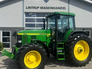 John Deere 7710 8.1L motor, store hjul og frontlift. En ejeres velholdt gård traktor.