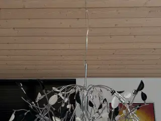 Super flot lampe i krom med sorte/hvide glasblade