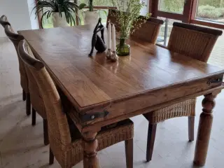 Spisebord med 6 stole 