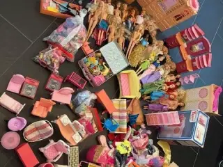 Barbie dukker og tilbehør - 2 store flyttekasser