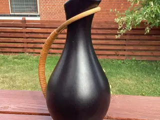 Ældre kande/vase med bast hank