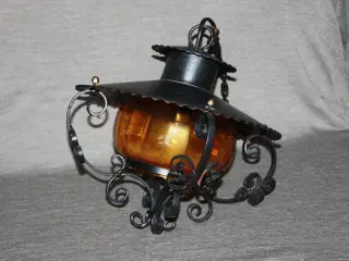 Smedejernslampe / havelampe med gult glas