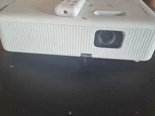 l: Epson CO-W01 projektor – Kun 4 måneder gammel –