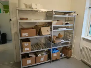 2 stk. fødevarereoler med affaldssække, poser, folie m.m.