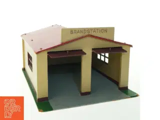 Vintage træ brandstation model (str. 38x30x20 cm)