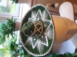 1 kalot,1 lille sombrero, 1 dame hat