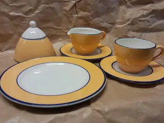 Gult kaffestel med flødekande og sukkerskål