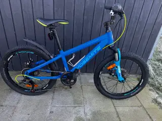 Veludstyret mountainbike med allrounddæk