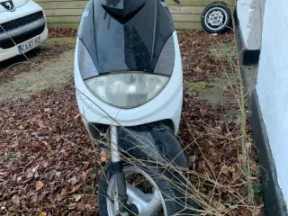 Peugeot Scooter og Ninebot kick-scooter/løbehjul.