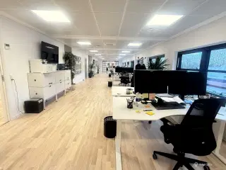 Flerbrugerejendom m. kantine. reception og gratis parkering