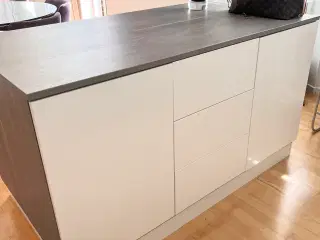 Køkkenø med sokkel. 