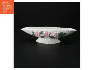 Porcelænsopsats med blomsterdekoration (str. 28 x 8 cm)