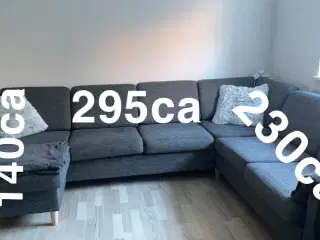 U sofa i mørkt stof