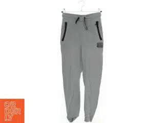 Grå joggingbukser fra H&M (str. 134)
