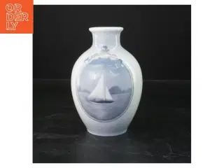 Porcelæns vase med sejlskibsmotiv fra Royal Copenhagen (str. 17 cm)