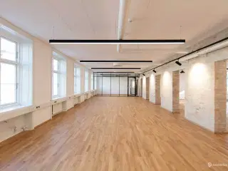 Nyrenoveret kontorlejemål med adgang til fælles kantine og mødecenter - 2 min. gang fra Vesterport Station.